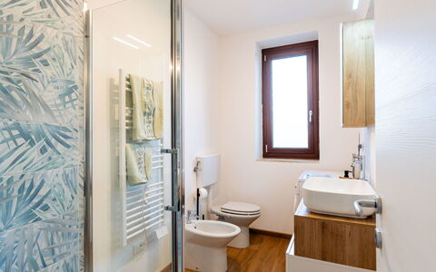 A Tenaia: Sol, Sol, Design Intérieur, Salle De Bains, Luminaire Plomberie, Bois, Toilette, Siège De Toilette, Lavabo, Évier