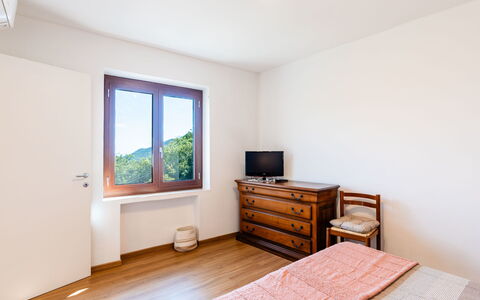 A Tenaia: Design Intérieur, Sol, Mur, Sol, Bois, Pièce, Lit, Chambre, Plafond, Meubles