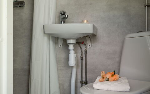Hölick Minichalet 2: Luminaire Plomberie, Salle De Bains, Design Intérieur, Plomberie, Sol, Sol, Toilette, Siège De Toilette, Lavabo, Robinet