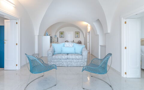 Villa Augusta Vista Mare: Bleu, Meubles, Design Intérieur, Canapé, Sol, Sol, Salon, Chaise, Table, Pièce