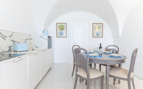 Villa Augusta Vista Mare: Meubles, Design Intérieur, Sol, Table, Sol, Chaise, Pièce, Table Cuisine Et Salle A Manger, Plafond, Salle À Manger