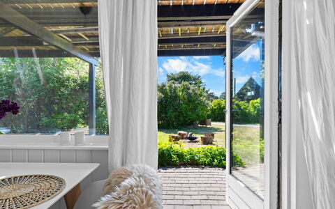 Sunna - 1Km from the Sea: Toit, Maison, Lot Terre, Domicile, Chalet, Biens, Batiments Jardin, Ombre, Cabane En Rondins, Aménagement Paysager