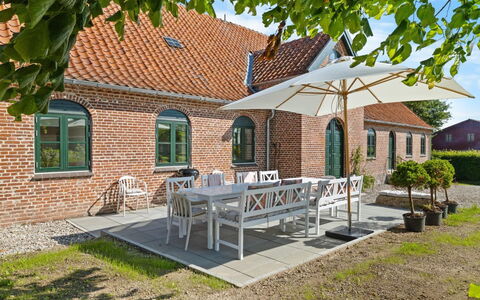 Brun - 1.5Km from the Sea: Bâtiment, Maison, Zone Résidentielle, Domicile, Arbuste, Toit, Chalet, Biens, Jardin