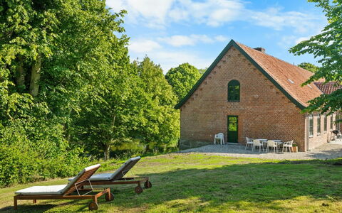 Brun - 1.5Km from the Sea: Bâtiment, Maison, Zone Résidentielle, Domicile, Arbuste, Toit, Chalet, Biens, Jardin