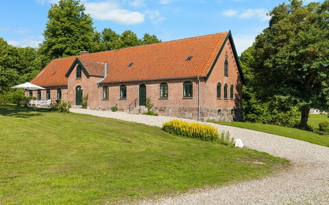 Brun - 1.5Km from the Sea: Bâtiment, Maison, Zone Résidentielle, Domicile, Arbuste, Toit, Chalet, Biens, Jardin