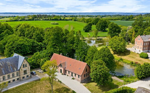 Brun - 1.5Km from the Sea: Toit, Maison, Domicile, Chalet, Porte, Siding, Plate-Forme, Porche, Planche, Dur