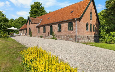Brun - 1.5Km from the Sea: Toit, Maison, Domicile, Chalet, Porte, Siding, Plate-Forme, Porche, Planche, Dur