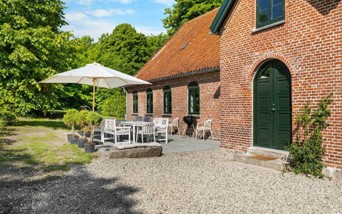 Brun - 1.5Km from the Sea: Toit, Maison, Domicile, Chalet, Porte, Siding, Plate-Forme, Porche, Planche, Dur