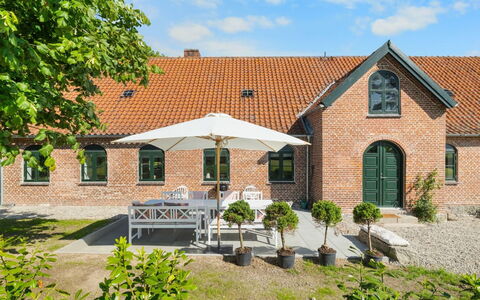 Brun - 1.5Km from the Sea: Toit, Maison, Domicile, Chalet, Porte, Siding, Plate-Forme, Porche, Planche, Dur