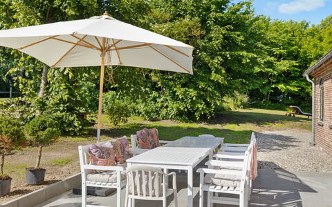 Brun - 1.5Km from the Sea: Toit, Maison, Domicile, Chalet, Porte, Siding, Plate-Forme, Porche, Planche, Dur