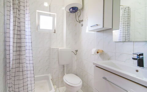 Rab Lopar 200: Siège De Toilette, Salle De Bains, Toilette, Luminaire Plomberie, Mur, Sol, Sol, Lavabo, Design Intérieur, Évier