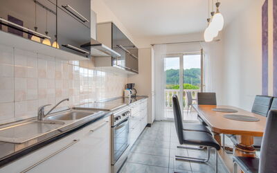 Zora 200.4: Meubles, Design Intérieur, Cuisine, Comptoir, Sol, Plafond, Sol, Cabinetry, Table Cuisine Et Salle A Manger, Pièce