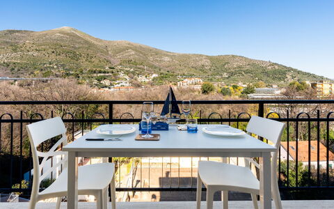 Tra le Onde: Meubles, Chaise, Table, Mobilier De Jardin, Table Cuisine Et Salle A Manger, Tableau De Plein Air, Restaurant, Salle À Manger, Ombre, Table Basse