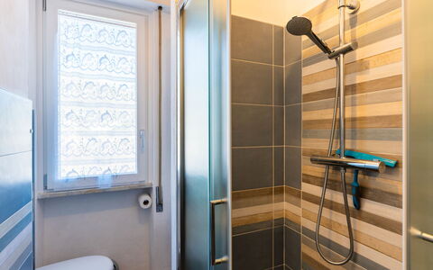 Tra le Onde: Salle De Bains, Luminaire Plomberie, Sol, Design Intérieur, Sol, Plomberie, Douche, Tuile, Robinet, Composite