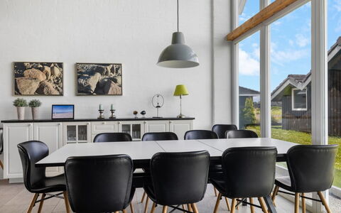 Ung - 460M from the Sea: Meubles, Sol, Bois, Design Intérieur, Sol, Chaise, Table, Table Cuisine Et Salle A Manger, Salle À Manger, Parquet