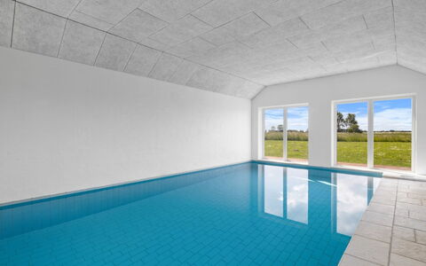 Ung - 460M from the Sea: Plafond, Piscine, Daylighting, Grenier