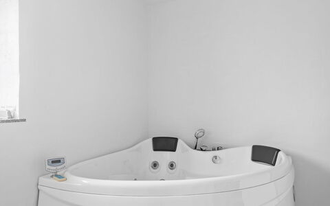 Ung - 460M from the Sea: Baignoire, Luminaire Plomberie, Salle De Bains, Plomberie, Robinet, Jacuzzi, Conception