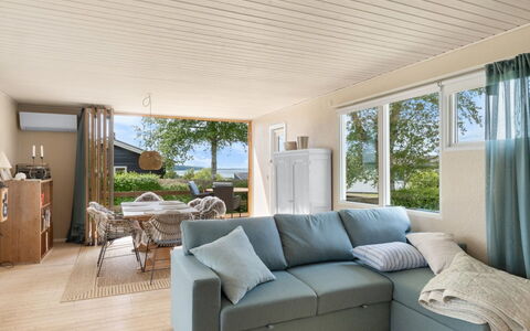 Nis - 250M from the Sea: Bleu, Arbuste, Chalet, Couverture De Sol, Jardin, Biens, Ombre, Aménagement Paysager, Ferme, Eco Hôtel