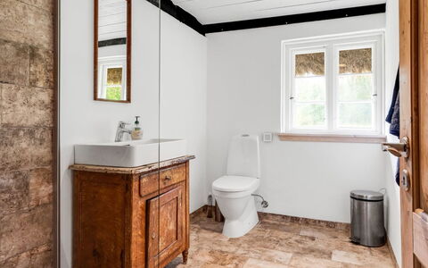 Annabeth - 900M from the Sea: Mur, Sol, Luminaire Plomberie, Bois, Sol, Design Intérieur, Plafond, Plomberie, Robinet, Salle De Bains