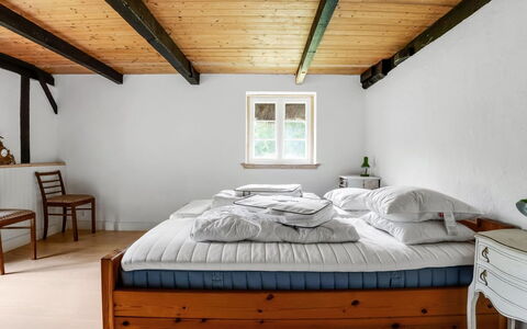Annabeth - 900M from the Sea: Meubles, Lit, Design Intérieur, Chambre, Sol, Sol, Literie, Bois, Drap De Lit, Plafond