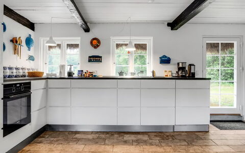Annabeth - 900M from the Sea: Sol, Cuisine, Appareil De Cuisine, Sol, Comptoir, Principaux Appliance, Cabinetry, Électroménager, Cuisinière, Tuile