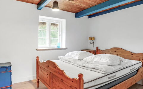 Annabeth - 900M from the Sea: Lit, Chambre, Meubles, Bois, Literie, Design Intérieur, Drap De Lit, Sol, Sol, Pièce