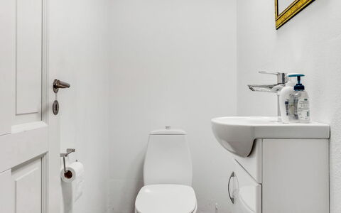 Annabeth - 900M from the Sea: Siège De Toilette, Salle De Bains, Toilette, Luminaire Plomberie, Sol, Design Intérieur, Sol, Lavabo, Évier, Plomberie