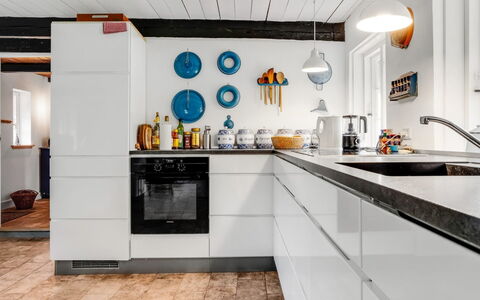 Annabeth - 900M from the Sea: Cuisine, Appareil De Cuisine, Comptoir, Principaux Appliance, Design Intérieur, Sol, Cabinetry, Électroménager, Bois, Meubles