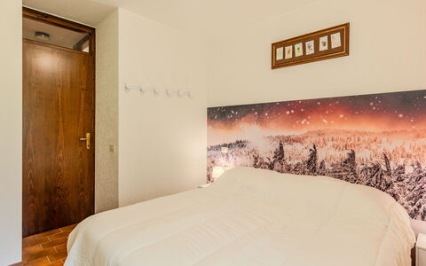 Boris: Mur, Chambre, Design Intérieur, Lit, Drap De Lit, Literie, Sol, Pièce, Sol, Cadre De Lit