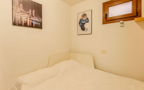 Boris: Lit, Chambre, Mur, Drap De Lit, Bois, Literie, Design Intérieur, Sol, Linge, Pièce