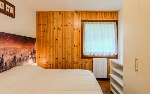 Boris: Bois, Chambre, Lit, Design Intérieur, Drap De Lit, Sol, Plafond, Sol, Literie, Pièce
