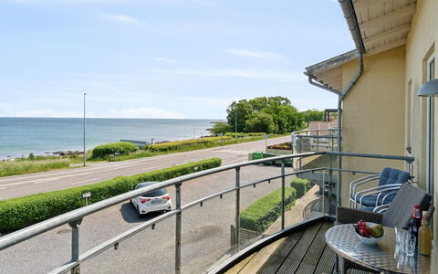 Ayo - 75M from the Sea: Bois, Sol, Design Intérieur, Sol, Meubles, Parquet, Pièce, Plafond, Tache De Bois, Dur
