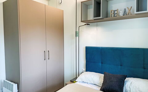 Joschi: Meubles, Design Intérieur, Lit, Chambre, Sol, Drap De Lit, Pièce, Sol, Bois, Literie