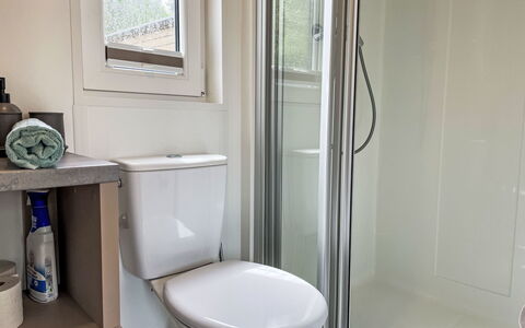 Joschi: Siège De Toilette, Salle De Bains, Toilette, Luminaire Plomberie, Sol, Évier, Sol, Lavabo, Plomberie, Design Intérieur