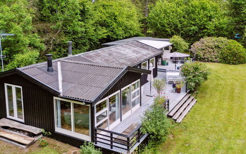 Nette - 100M from the Sea: Bois, Sol, Design Intérieur, Sol, Meubles, Parquet, Pièce, Plafond, Tache De Bois, Dur
