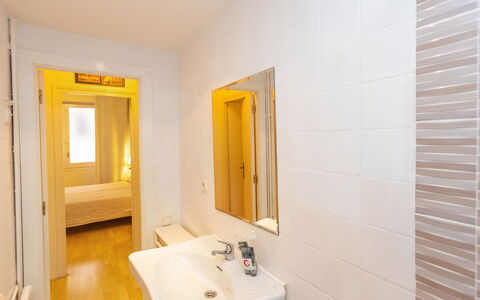 Eixample Dret Corsega Roger Lluria: Miroir, Robinet, Lavabo, Évier, Luminaire Plomberie, Salle De Bains, Bois, Bâtiment, Design Intérieur