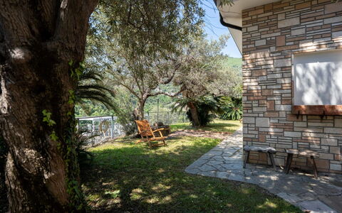 Villa Girasole: Jardin, Chalet, Brique, Ombre, Aménagement Paysager, Arrière-Cour, Cour, Dalle, Mobilier De Jardin, Ferme