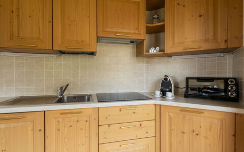 Solena: Cabinetry, Cuisine, Appareil De Cuisine, Comptoir, Bois, Principaux Appliance, Sol, Meubles, Design Intérieur, Placard