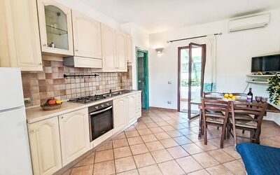 Karas 16.1: Sol, Sol, Meubles, Appartement, Comptoir, Table Cuisine Et Salle A Manger, Chaise, Cuisine, Tache De Bois, Cabinetry