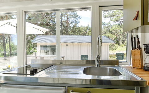 Hölick Minichalet 3: Cuisine, Comptoir, Evier, Bois, Luminaire Plomberie, Évier, Design Intérieur, Appareil De Cuisine, Sol, Robinet