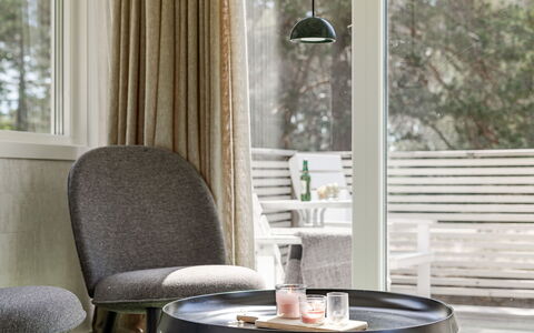 Hölick Minichalet 3: Meubles, Design Intérieur, Éclairage, Domicile, Chaise, Salon, Lampe, Luminaire, Pot De Fleur
