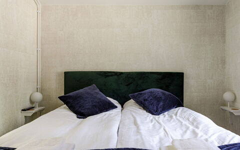 Hölick Minichalet 5: Mur, Sol, Design Intérieur, Chambre, Sol, Linge, Meubles, Pièce, Plafond, Lit