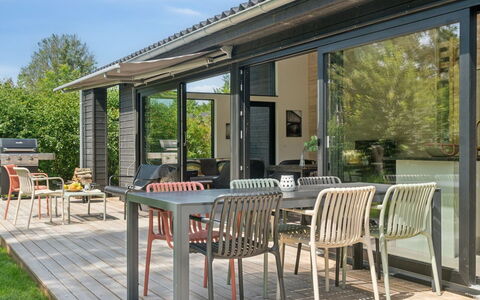 Herulf - 450M from the Sea: Zone Résidentielle, Arbuste, Maison, Domicile, Jardin, Biens, Ombre, Aménagement Paysager, Pelouse