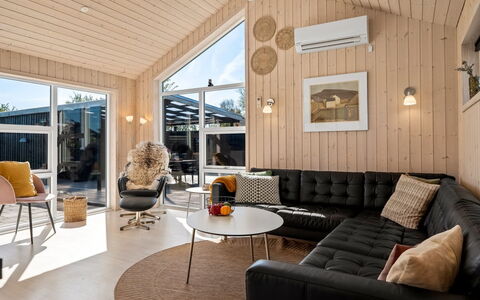 Herwarth - 400M from the Sea: Bois, Design Intérieur, Plafond, Salon, Luminaire, Parquet, Canapé, Tache De Bois, Dur