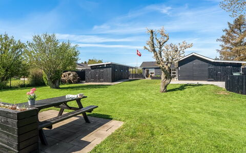 Herwarth - 400M from the Sea: Herbe, Domicile, Lot Terre, Pelouse, Ombre, Couverture De Sol, Jardin, Chalet, Aménagement Paysager, Cour