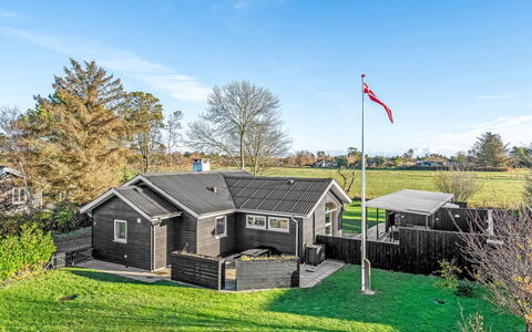 Herwarth - 400M from the Sea: Maison, Toit, Domicile, Zone Résidentielle, Chalet, Siding, Pelouse, Jardin, Biens, Cour