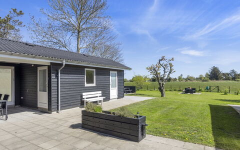 Herwarth - 400M from the Sea: Maison, Domicile, Zone Résidentielle, Toit, Siding, Chalet, Porte, Pelouse, Ombre, Jardin