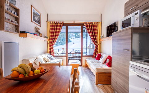 Grand Morillon: Tache De Bois, Lumber, Cabane En Rondins, Planche