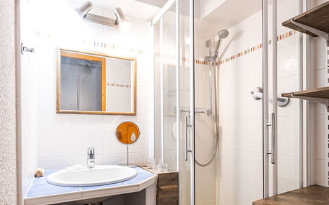 Grand Morillon: Design Intérieur, Mur, Sol, Sol, Luminaire Plomberie, Bois, Salle De Bains, Lavabo, Pièce, Toilette