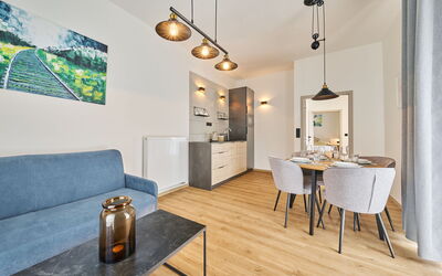 Luxury Home with Large Terrace & Netflix 30.2: Design Intérieur, Meubles, Sol, Sol, Plafond, Pièce, Bois, Canapé, Salon, Éclairage